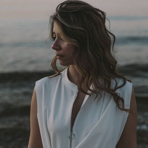 In foto  attrice Italia Aiuola. Fotografia di marika ramunno per snö studio, fotografa oer shooting attori e attrici, con  base in puglia. Fotografia di ritratto, fotografia per portfolio personale, fotografia per personal branding.