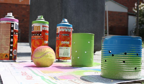 • Entstehungsgeschichte, Künstler und Techniken der Street- Art
• Mit Kindern Street- Art entdecken und dokumentieren
• Experimentieren mit unterschiedlichen Street- Art- Techniken
• Möglichkeiten der Umsetzung mit Kindern: Themen, Anlässe, Organisation, Sicherheit