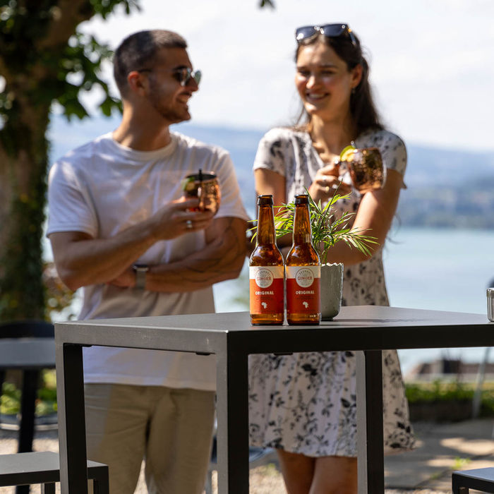 Junges Paar mit Seshoai Gingerbeer im Gastgarten mit herrlichem Zugerseeblick, Hotel Restaurant Guggital, Zug
