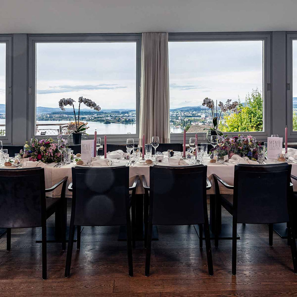 Hochzeitfeiern im Guggital, Blumenschmuck Hochzeitstafel mit Seeblick