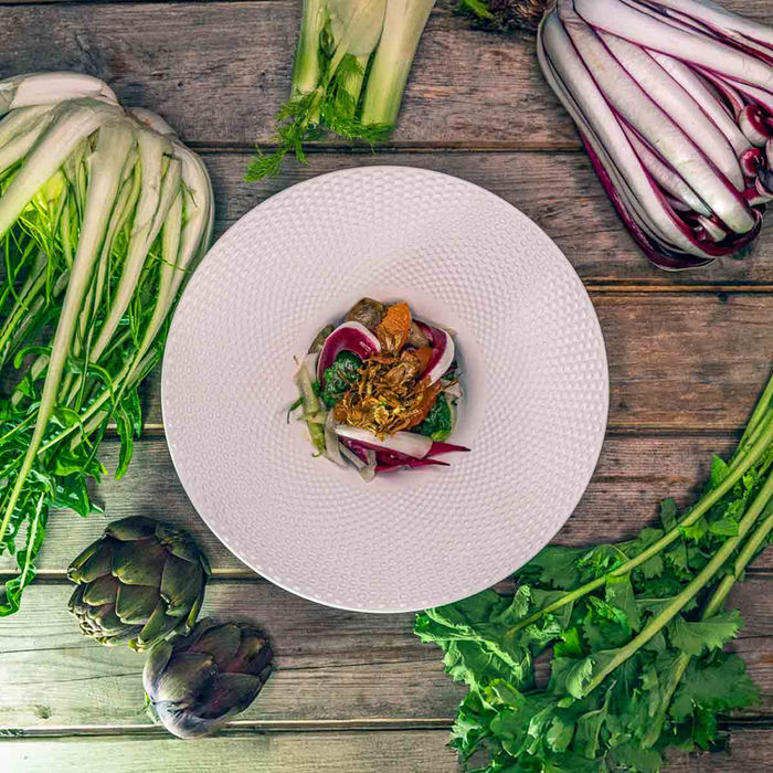 Italienische Wintersalat-Variation
Puntarella, gebratene Endivie, frischer Fenchel,
gegrillte Artischocken, Radicchio Tardivo,
mit Granatapfel-Dressing, Orangenfilets,
Cime-di-Rapa-Pesto
und Artischocken-Chips
vegan, Guggital Zug