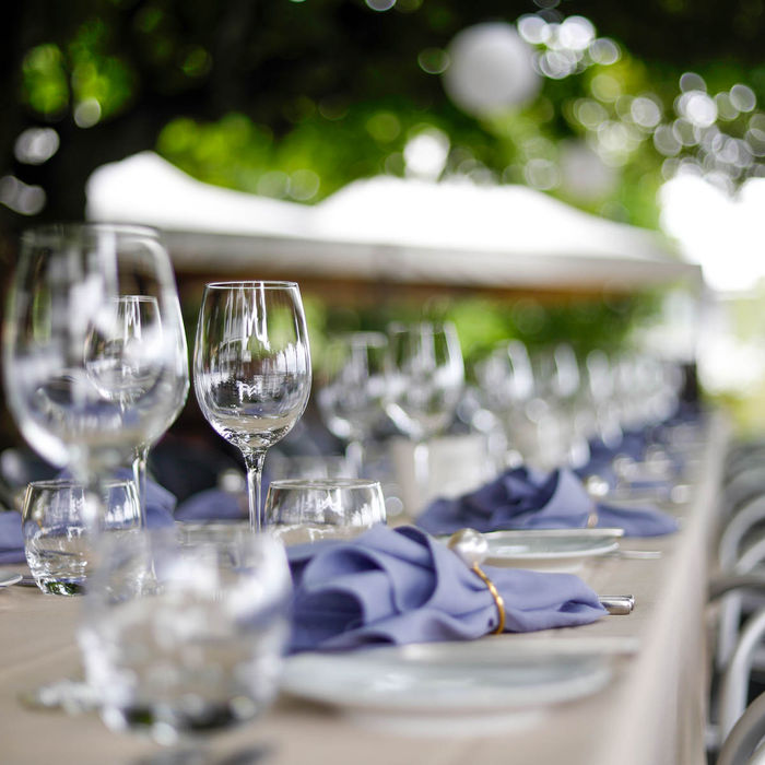 Nahaufnahme gedeckter Gartentisch, Hotel Restaurant Guggital, Zug