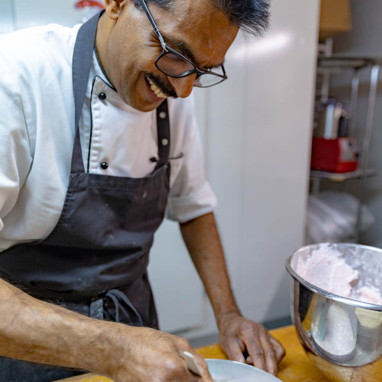 Satha Satchithanantham bereitet seine Erfindung: Guggital Zuger Kirsch Eistorte, Hotel Restaurant Guggital Zug