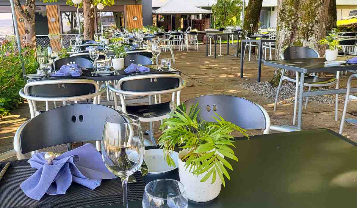 Gedeckte Tische unter Kastanienbäumen, , Hotel Restaurant Guggital, Zug