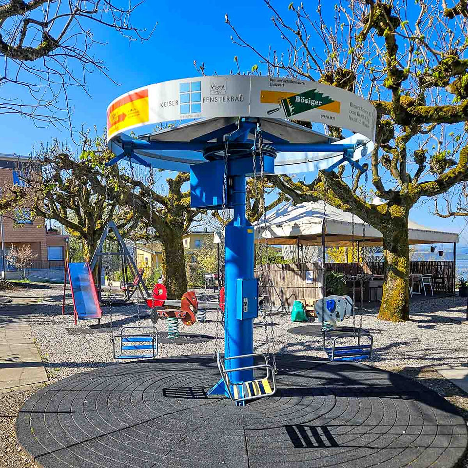 Guggitals Gastgarten im Frühling, mit Kinderspielplatz und dem so beliebten Karussell, Hotel Restaurant Guggital Zug