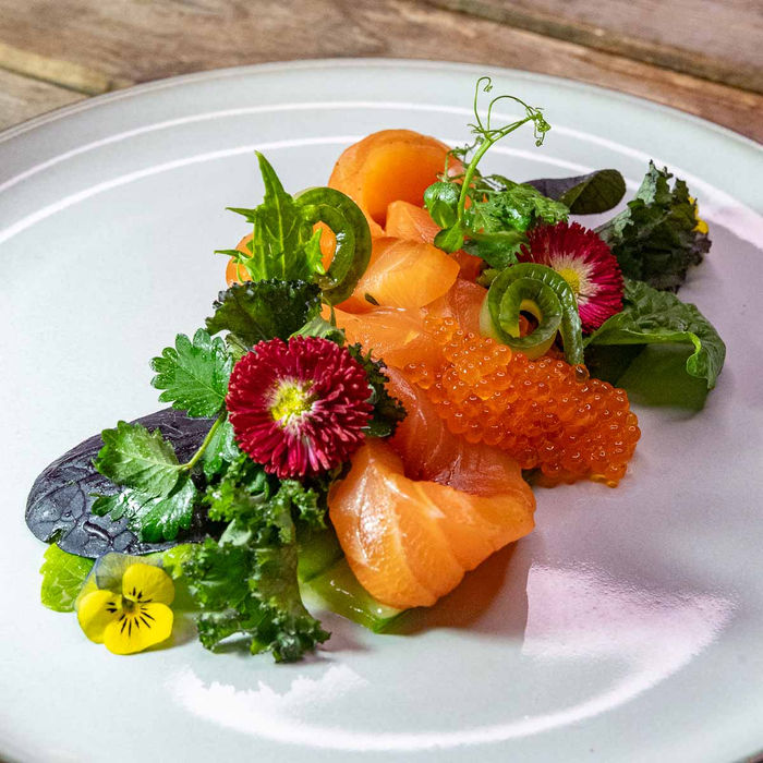 Hausgebeizter Swiss Lachs aus Lostallo
auf Gurkencarpaccio, garniert mit Wildkräutersalat,
Limonen-Dressing und Saiblingskaviar, Hotel Restaurant Guggital, Zug