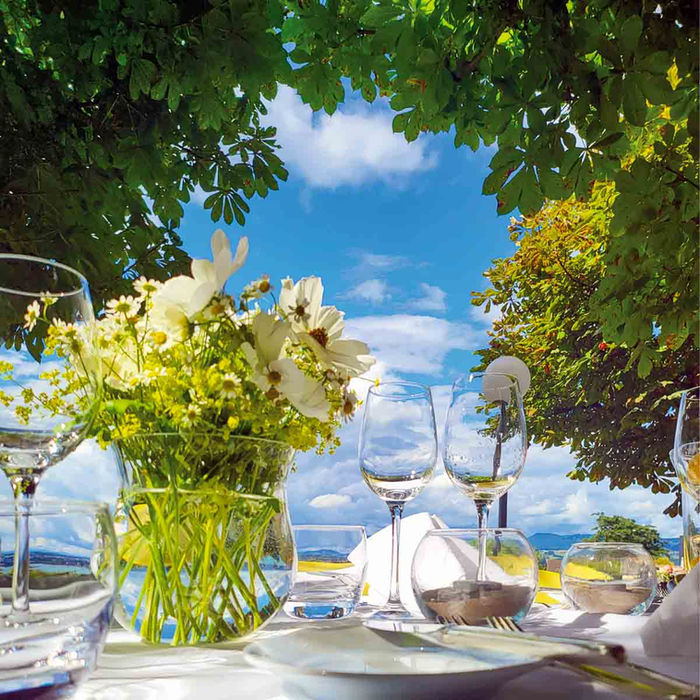 Gartentisch mit Seeblick und üppigem Sommerflor, Hotel Restaurant Guggital, Zug