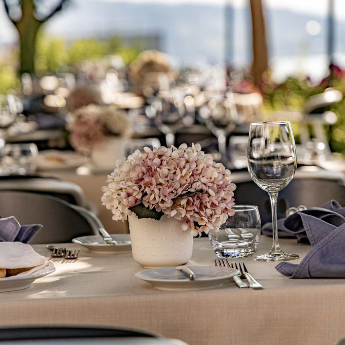 Gartenwirtschaft Guggital mit Blumendekor auf den gedeckten Tischen, Hotel Restaurant Guggital, Zug