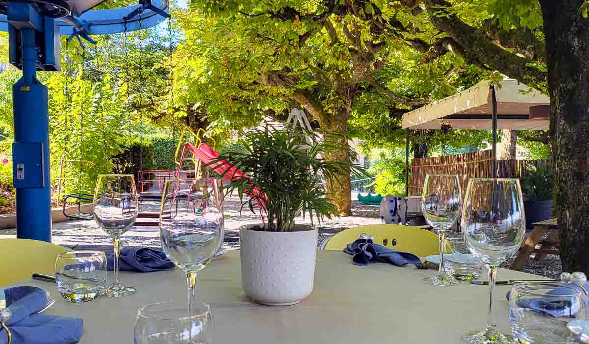 Gedeckter Gartentisch in Spielpaltznähe, Hotel Restaurant Guggital, Zug