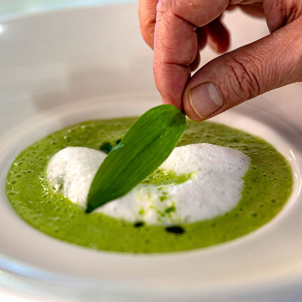 Frühling im Guggital: Feine Bärlauchcremesuppe mit Bärlauchblatt, Hotel Restaurant Guggital, Zug