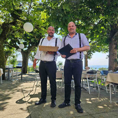 Tamas und Lukas in Guggitals Gastgarten