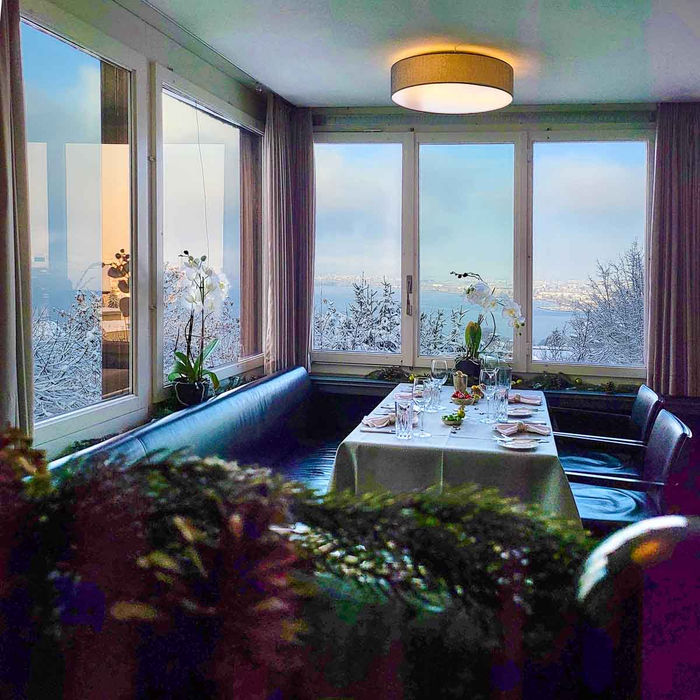 Der Kleine Speisesaal weihnachtlich dekoriert mit herrlichem Seeblick, Hotel Restaurant Guggital, Zug