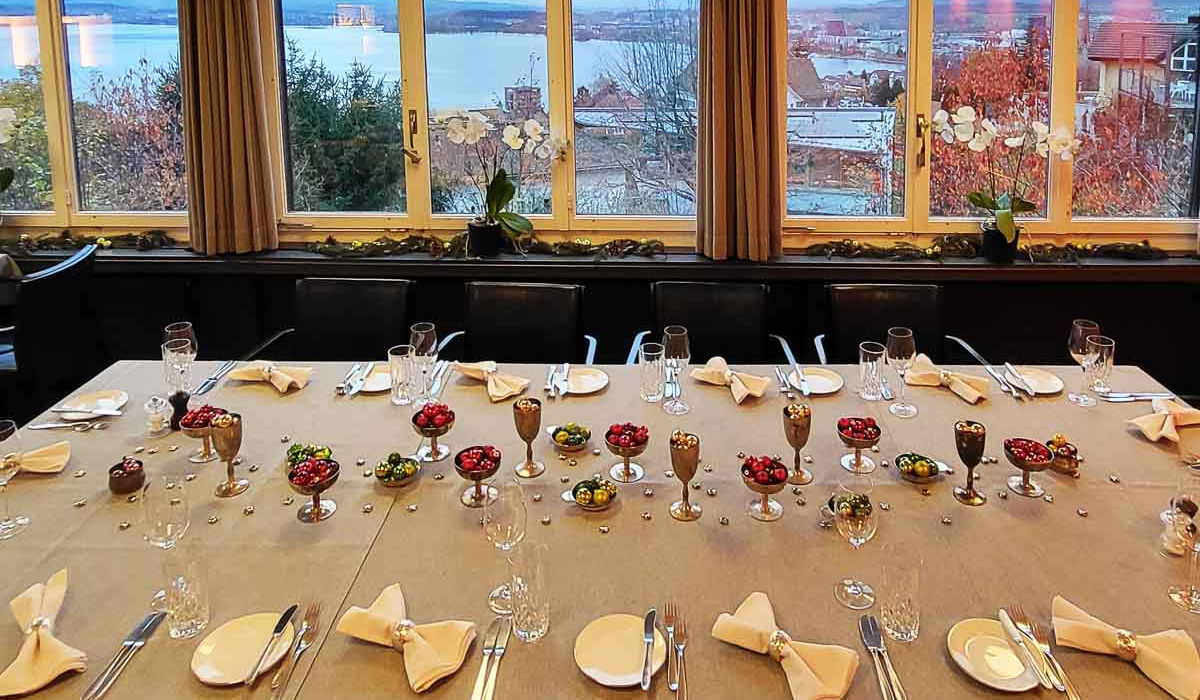 Weihnachtlich gedeckte Tafel, Hotel Restaurant Guggital, Zug