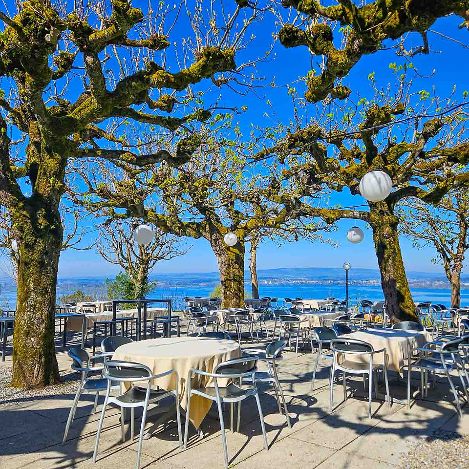 Guggitals Gastgarten im Frühling, mit wundervollem Blick auf den Zugersee, Hotel Restaurant Guggital Zug
