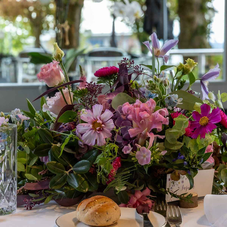 Hochzeitfeiern im Guggital, Blumenschmuck Hochzeitstafel mit Seeblick