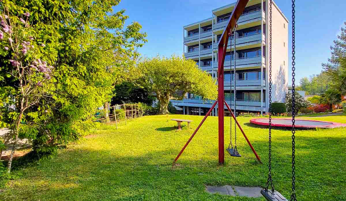 Schaukeln auf dem Kinderspielplatz, Hotel Restaurant Guggital, Zug