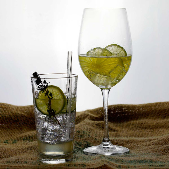 Cocktailkreation, Tumbler und Weinglas mit Cocktail, Hotel Restaurant Guggital, Zug