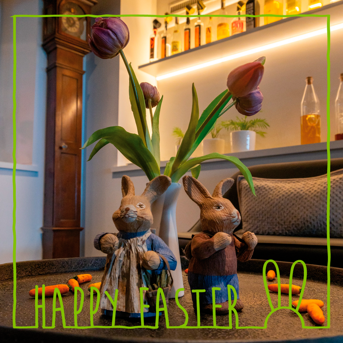 Osterdekoration, Osterhasenpaar in der Hotelhalle, Hotel Restaurant Guggital, Zug