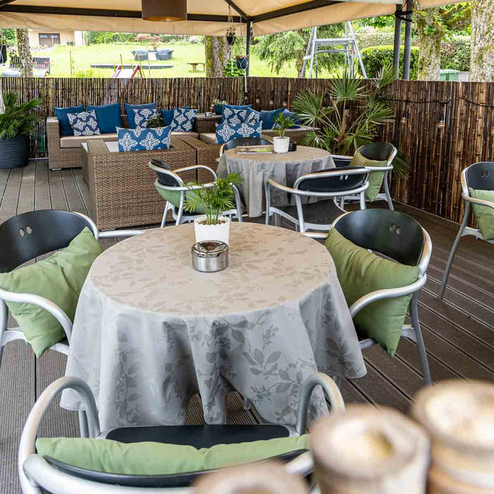 Bistrobestuhlung in Guggitals Gartenlounge, Hotel Restaurant Guggital, Zug