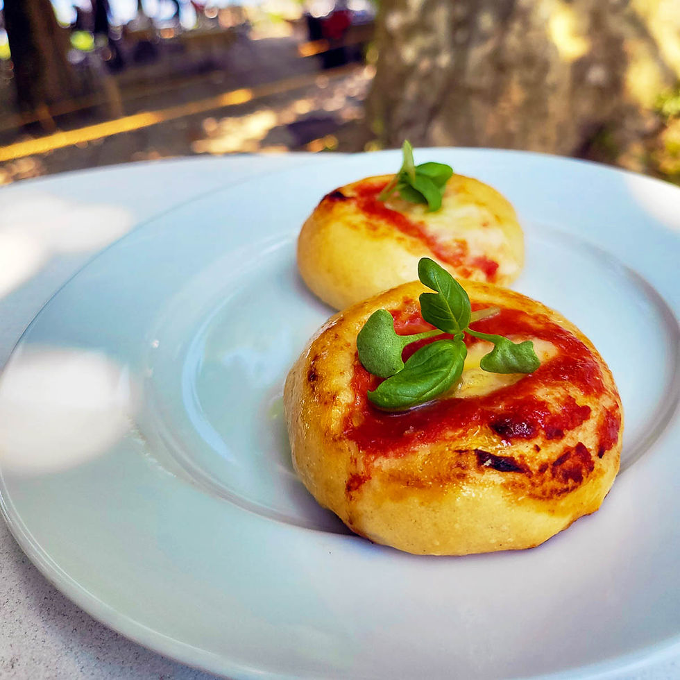 Kleine hausgemachte Pizzette, Hotel Restaurant Guggital, Zug