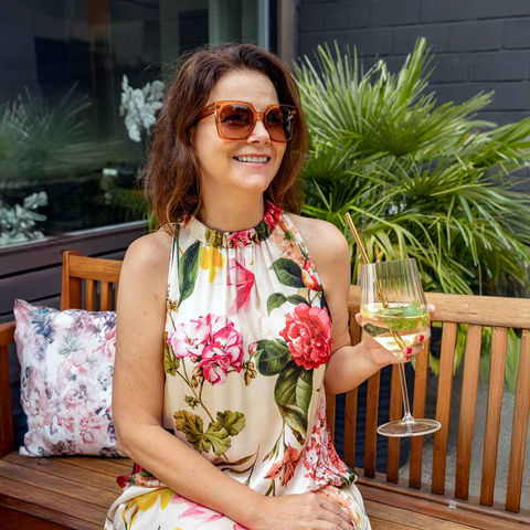 Modeshooting in Guggitals Gastgarten mit Influencerin @corestilo.ch und @doemaboutique