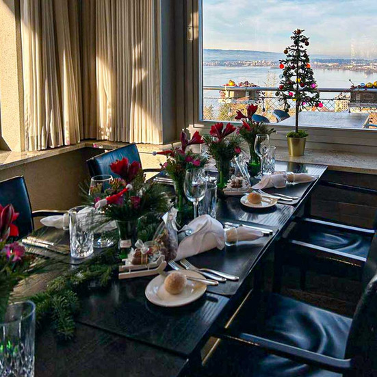 Gedeckter Tisch mit Weihnachtsdekoration, Hotel Restaurant Guggital Zug