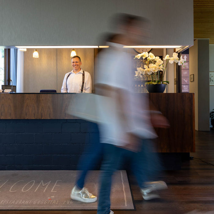 Rezeption Hotel Restaurant Guggital, Zug, Momentaufnahme