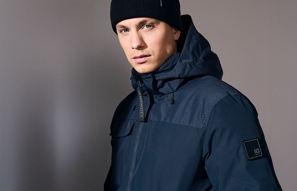 Miniaturebillede: ID Identity Hooded vinterjakke i navy set forfra med hætte og gennemgående lynlås.