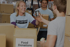 volunteer-receiving-food-donation-from-m