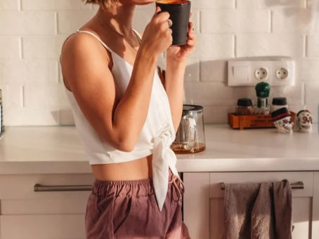 “Navigating the Stages of Menopause: From Perimenopause to Postmenopause Symptoms”