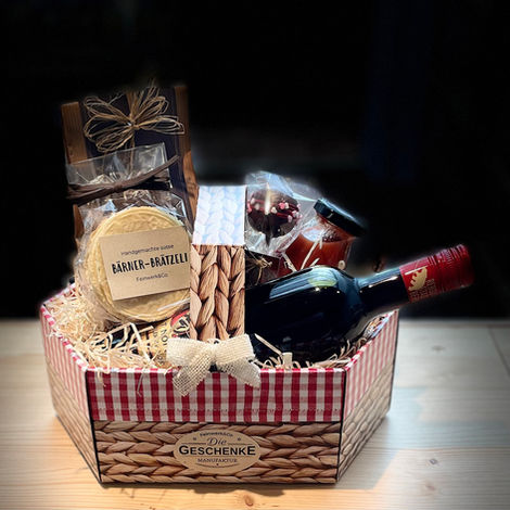 Ein urchiger Geschenkkorb aus der Geschenke Manufaktur aus Bern. Regional schenken mit Stil.