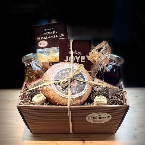 Aus der Geschenke Manufaktur aus Bern kommt dieser Geschenkkorb. Du findest viele regionale Spezialitäten.