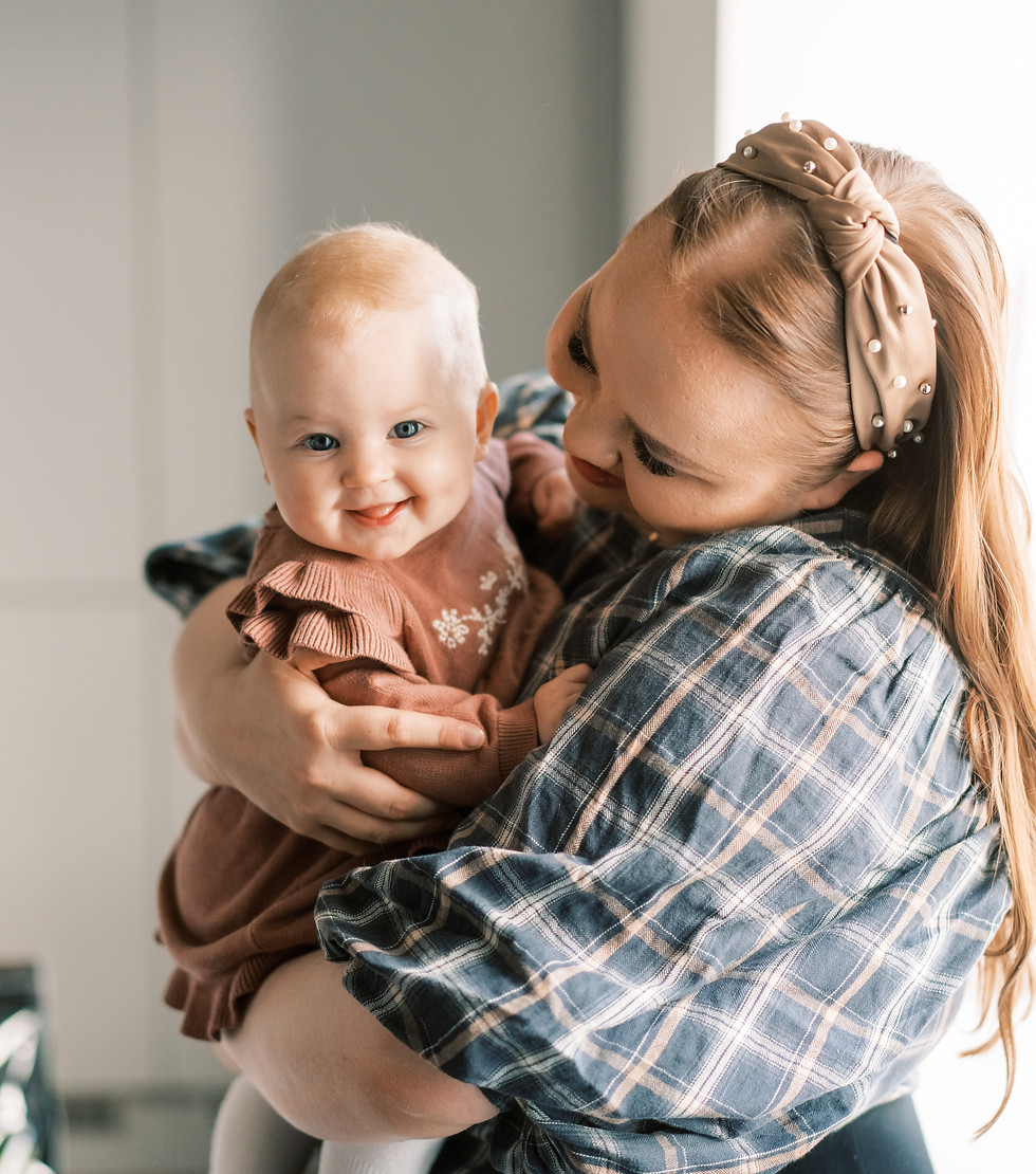 Hoivaaja pitää sylissään nauravaista lasta