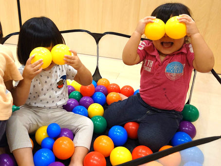 2歳児のおしゃら探検隊、ボールプールで「出目金」になる