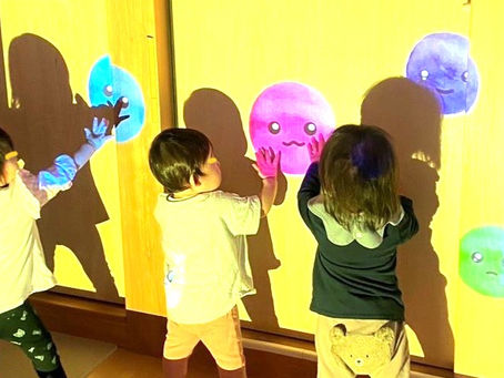 0歳児のおしゃら探検隊、様々な形や色が出てくる動画にタッチ