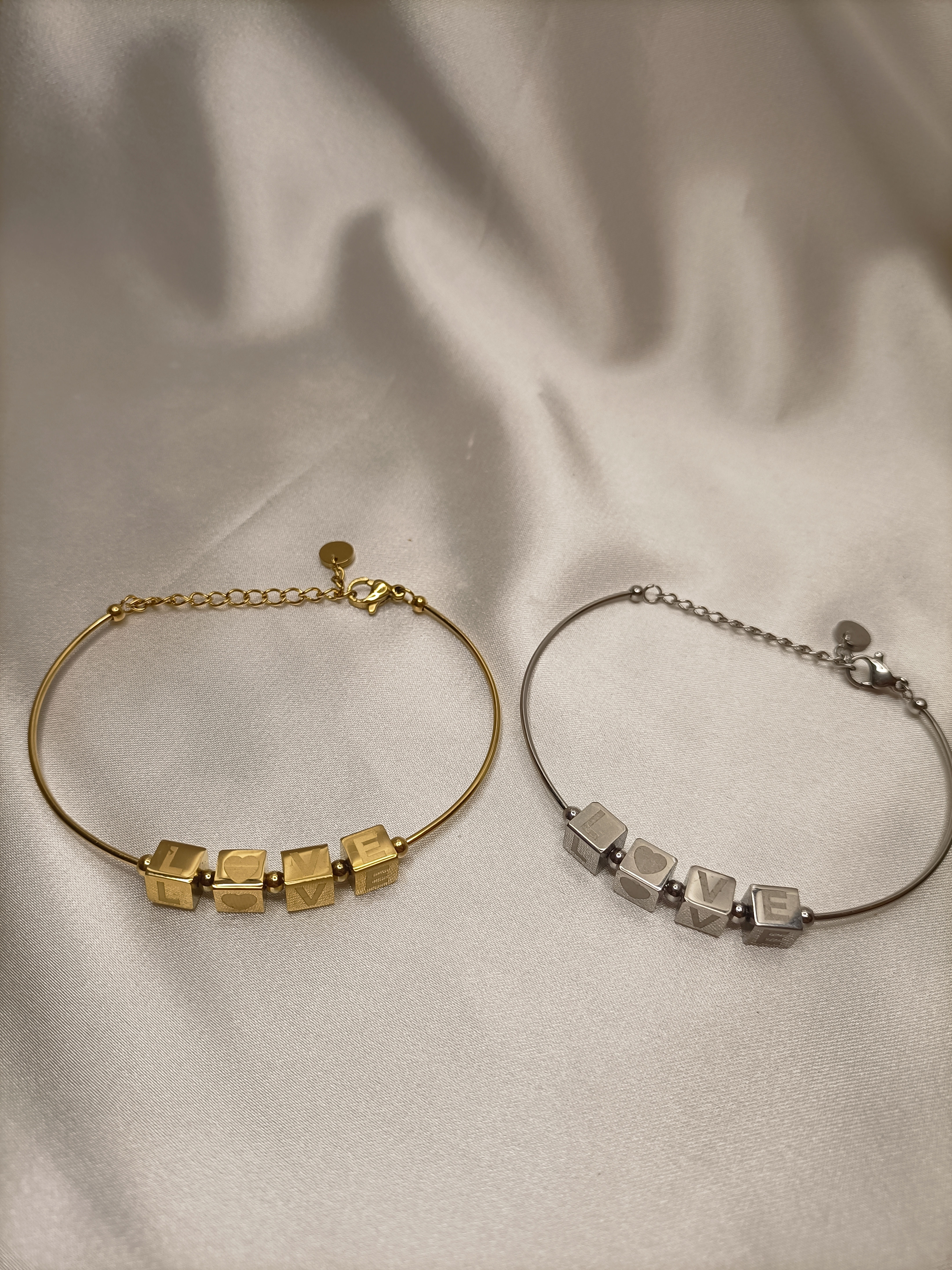 Bracciale rigido con lettere in cubi: LOVE