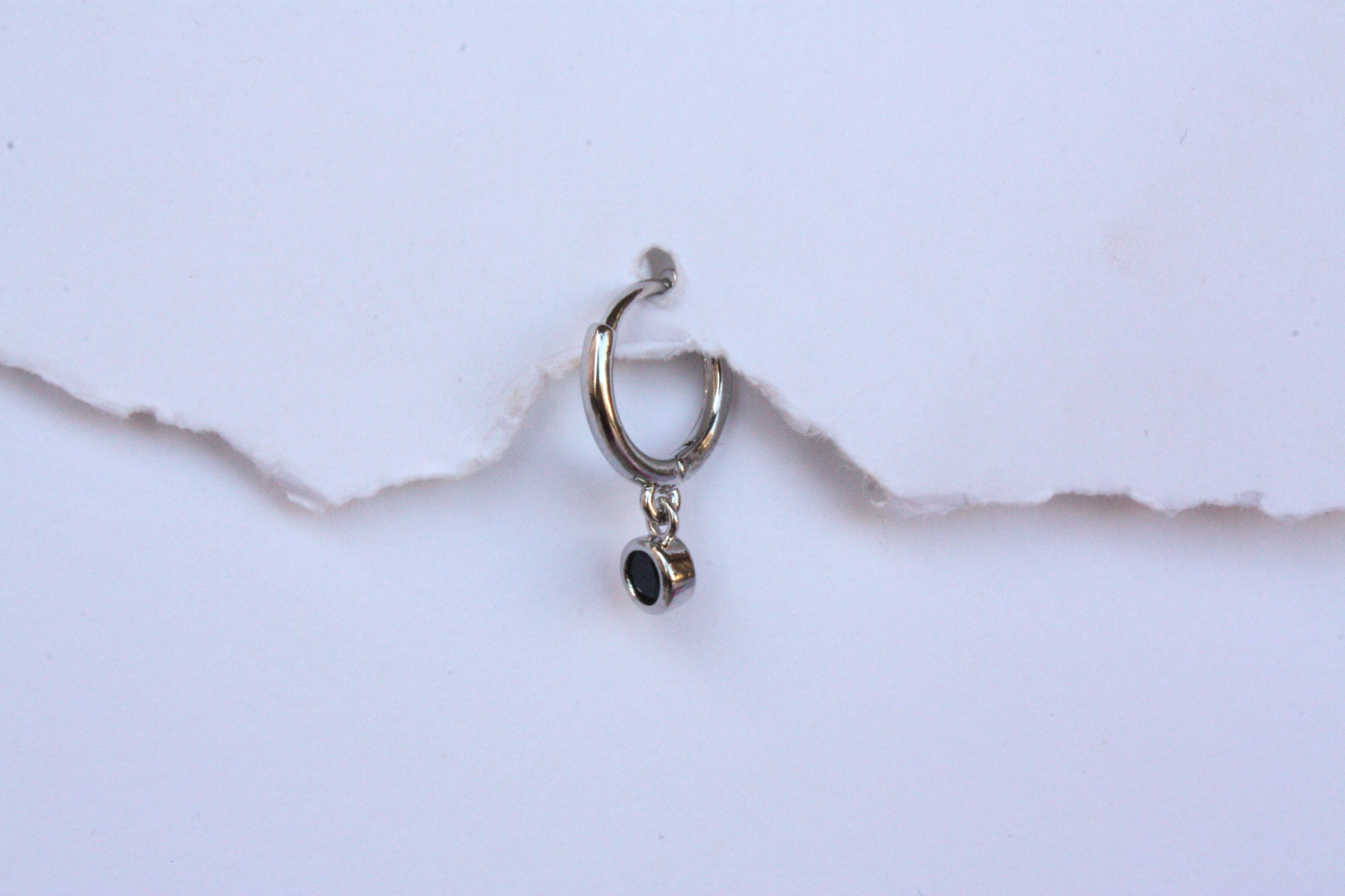 Hoop con zircone tondo nero pendente