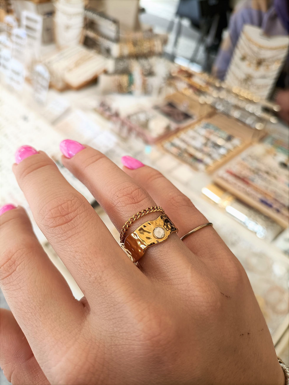 Miniatura: Anello a fascia con strass e catenella