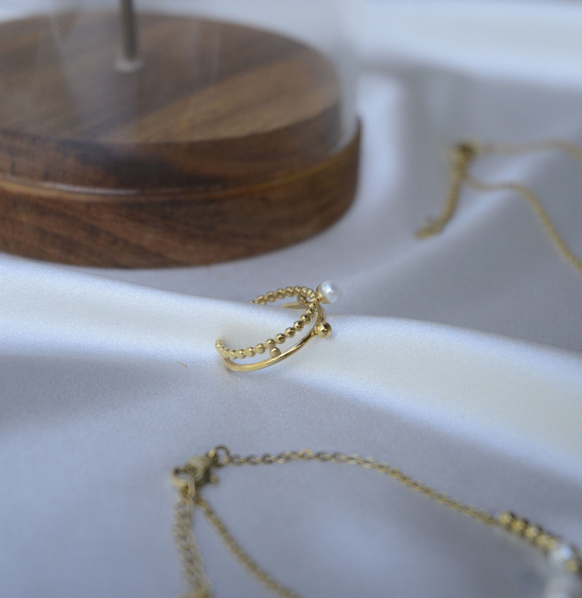 Anello doppio filo con perla centrale