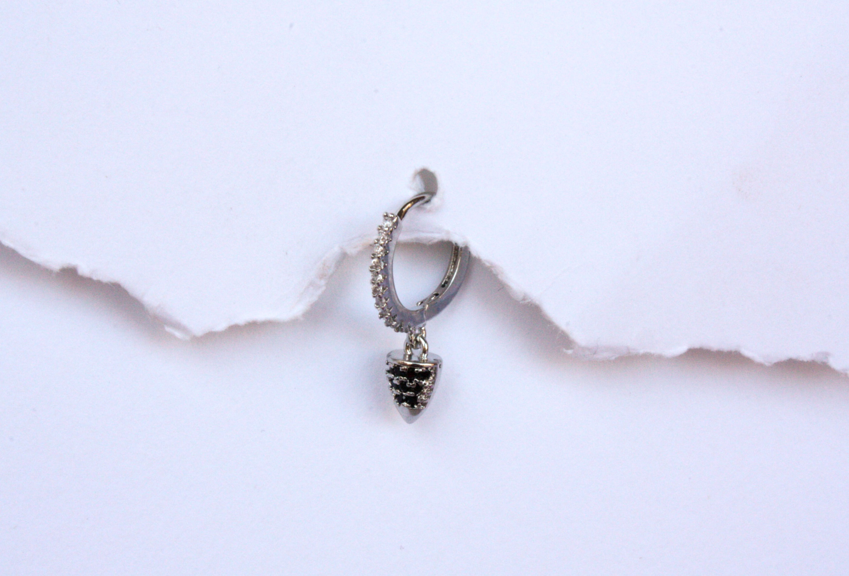 Hoop con triangolino pendente con zirconi neri