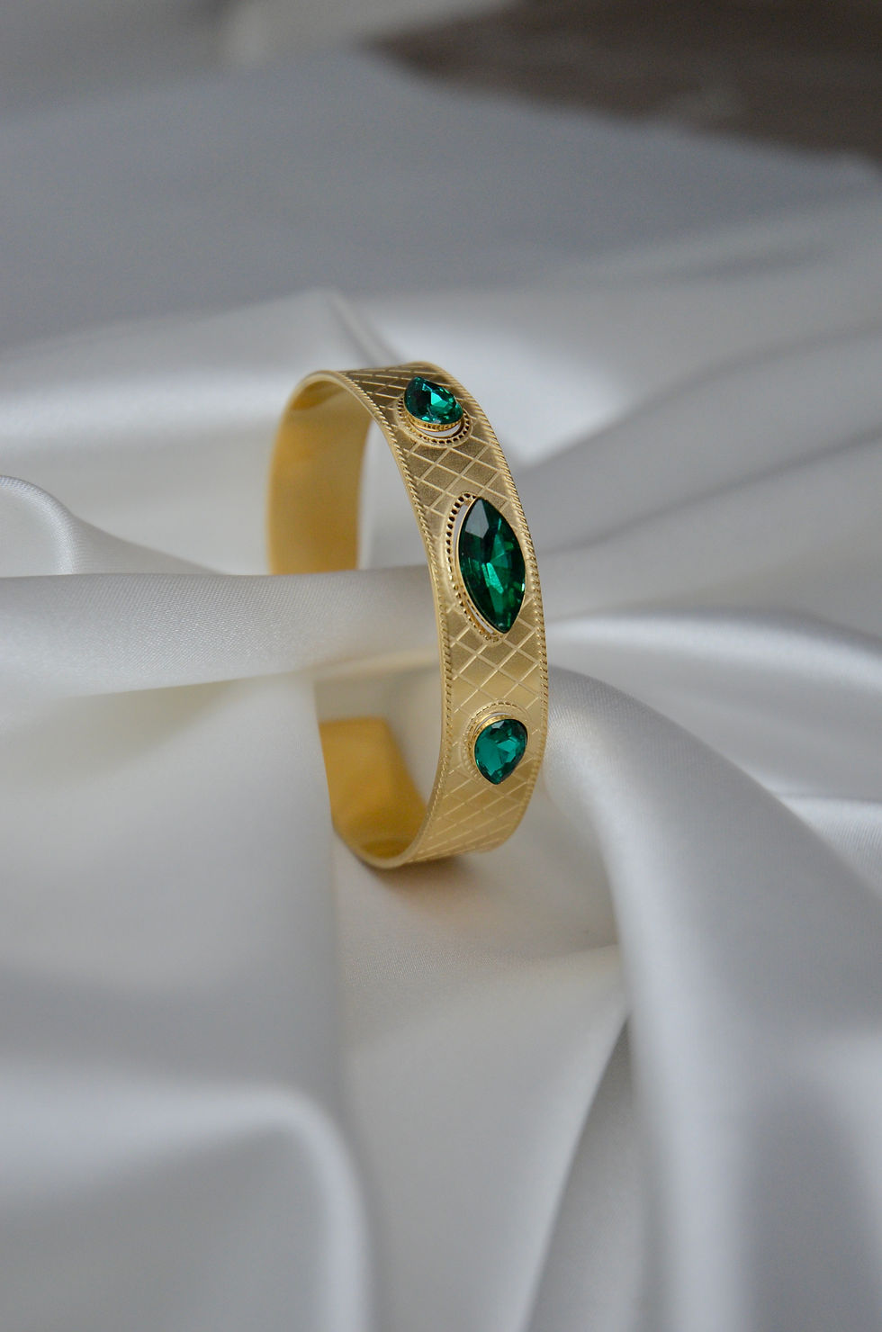 Miniatura: Bracciale rigido con rombi e pietre