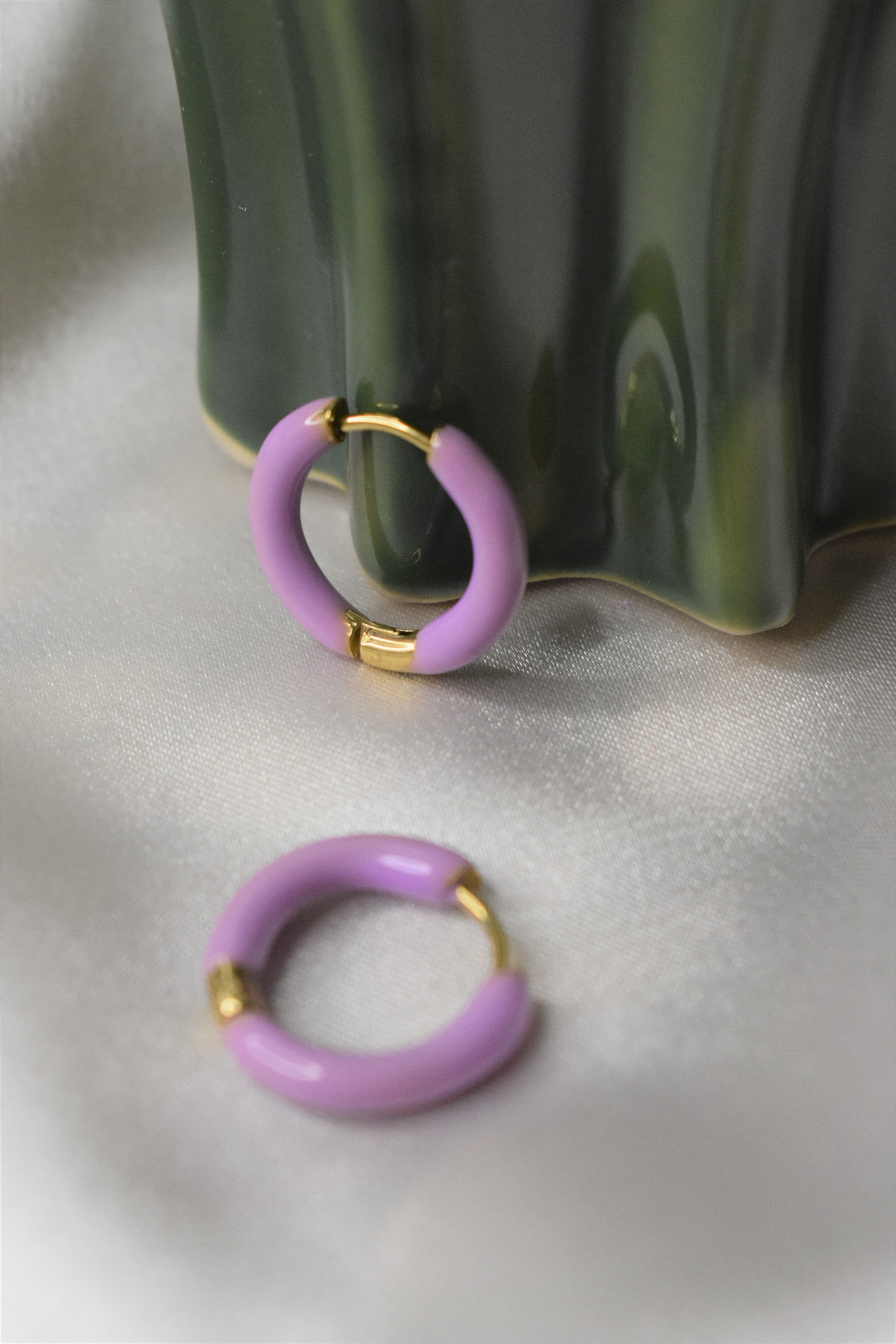 Hoop smaltato JOY lilla