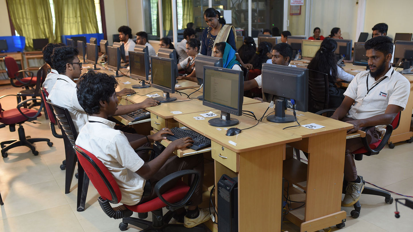 Advanced software and database lab for engineers