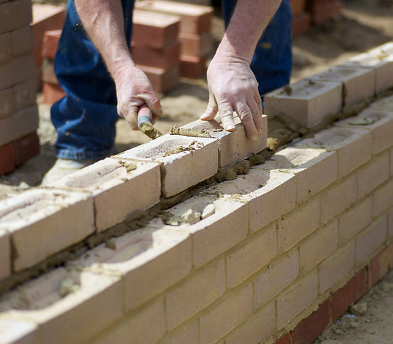 Costruzione muro di mattoni pieni