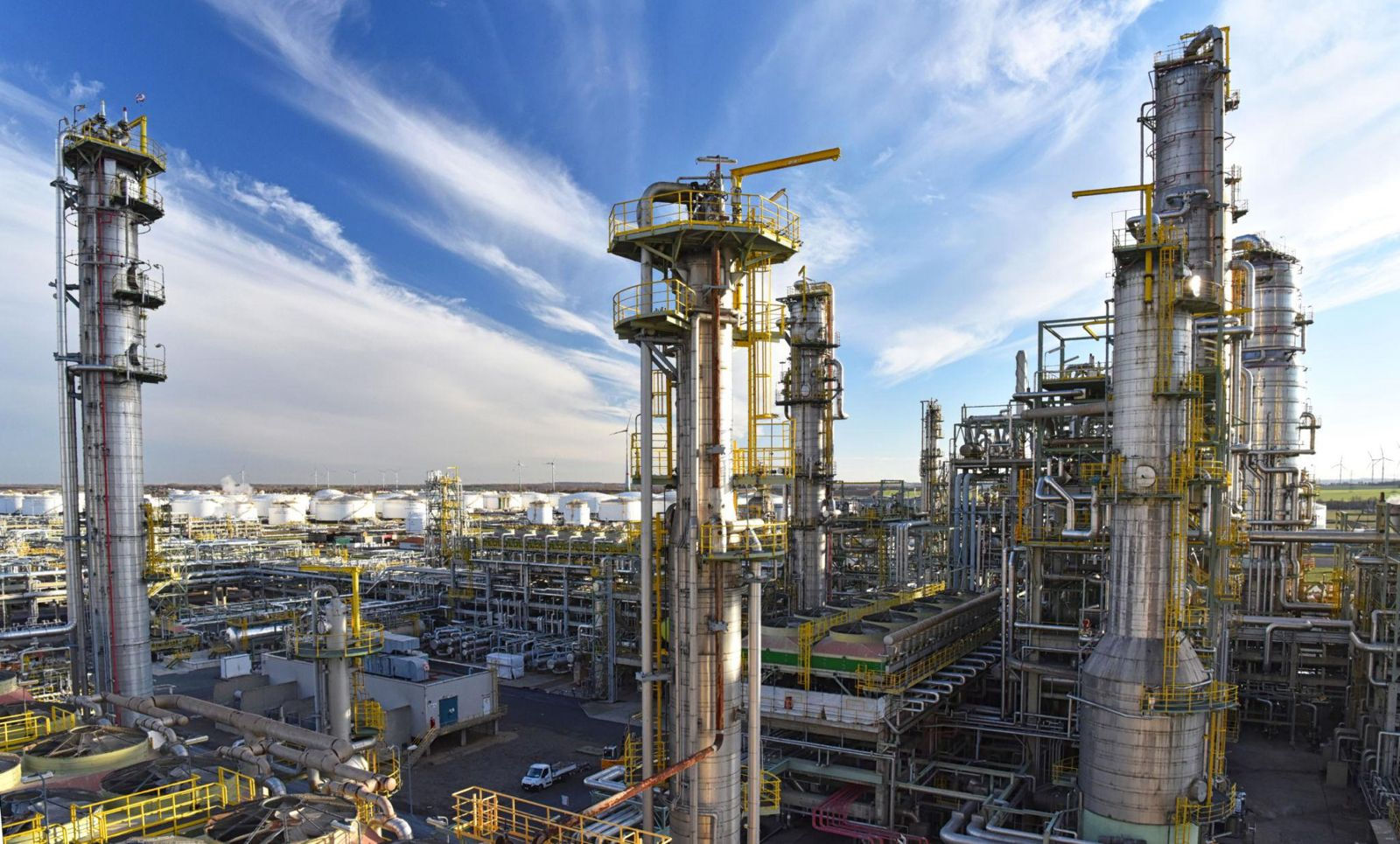 Oil & Industrial Infrastructure – Tanks, Pipelines & Valves