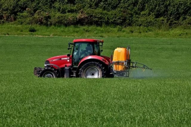 Miniatura: Agricultural Machinery – Tractors in Operation