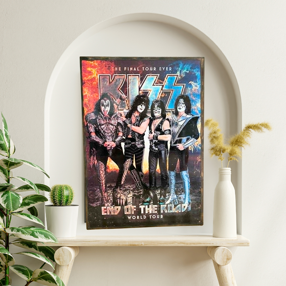 Miniature : Tableau Kiss  🎸🔥 Prêt à faire entrer un peu de légende du rock dans votre déco ? 🔥🎸  Avec ce tableau façon plaque émaillé