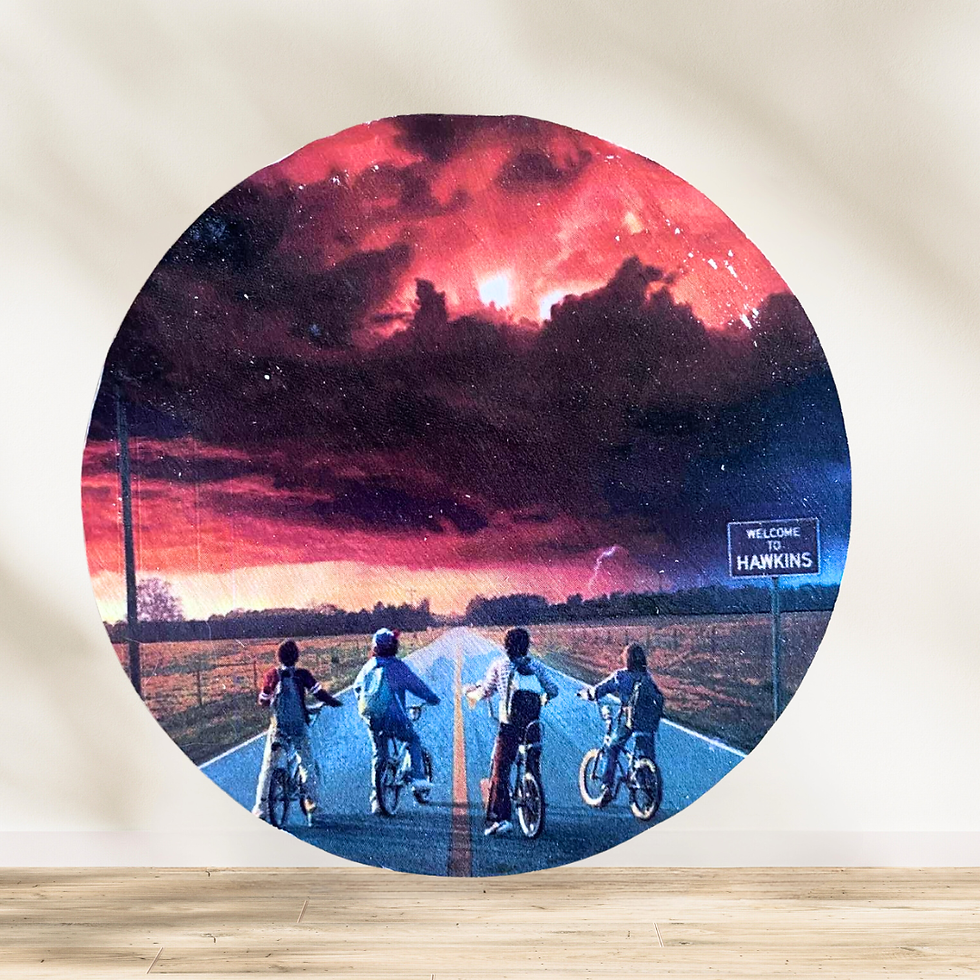 Dessous de verre Stranger things   ✨ Plongez dans l’ambiance mystérieuse de Hawkins à chaque gorgée ! Ce dessous de verre “Mo