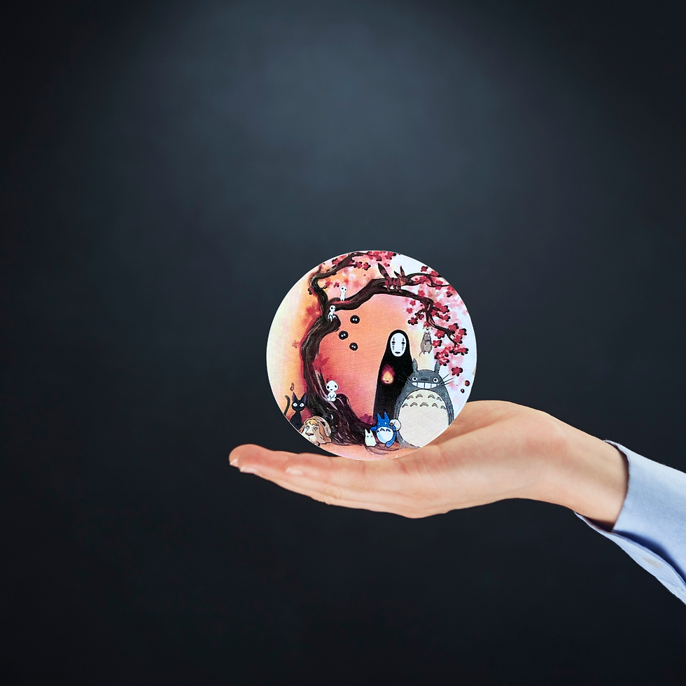 Dessous verre Ghibli   🌸 Plongez dans la magie du Studio Ghibli à chaque gorgée ! Ce dessous de verre aux couleurs douces et