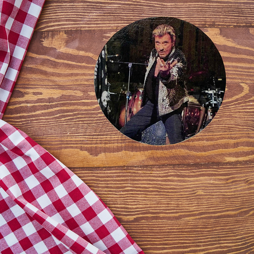 Miniature : Dessous verre Johnny Hallyday  Allumez le feu… mais posez votre verre 😏🔥Avec Johnny Hallyday sur la table, même l’apéro pre